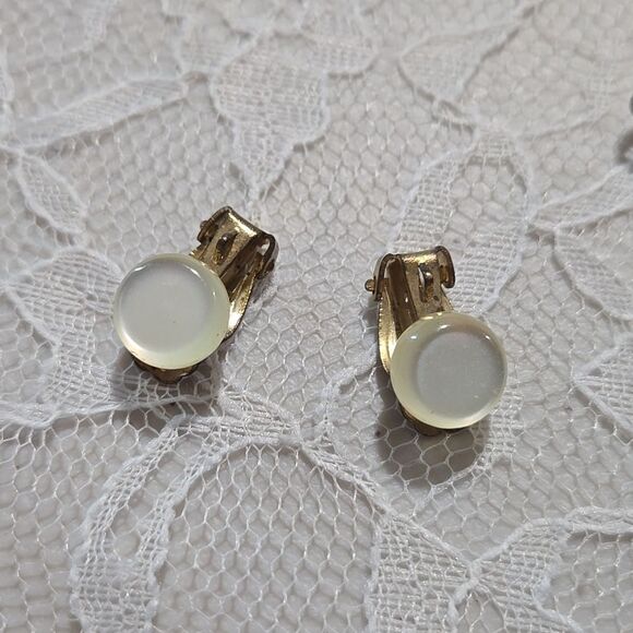 Lot of 11 Vintage Clip On And Pierce Earrings And Screw Earrings - Picture 4 of 14